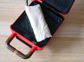 放入包好的葱包烩；