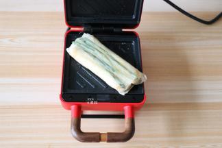 煎至表皮微微呈金黄色即可；