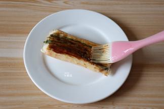 吃的时候刷少许甜面酱调味；