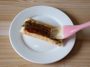 吃的时候刷少许甜面酱调味；