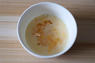 鸡蛋液和牛奶混合均匀；