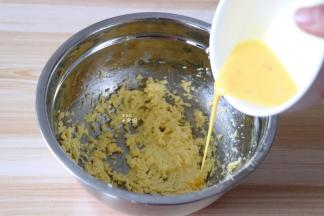 分3-4次加到黄油里，每次都要等蛋奶液和黄油充分融合后再倒入下一次的蛋奶液；