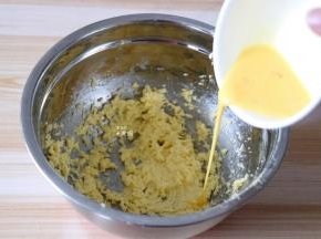 分3-4次加到黄油里，每次都要等蛋奶液和黄油充分融合后再倒入下一次的蛋奶液；