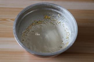 筛入低筋面粉和泡打粉，混合揉成均匀的面团；