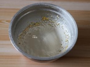 筛入低筋面粉和泡打粉，混合揉成均匀的面团；