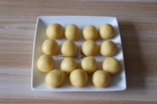 再一一分成15g左右一个，揉圆；