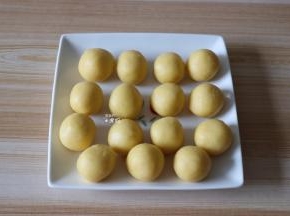 再一一分成15g左右一个，揉圆；