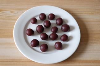 紫薯馅也一一分成5g一个，揉圆；