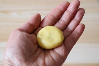 封口后揉圆再稍微压扁，所有面团馅料全部包好备用；