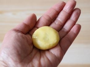 封口后揉圆再稍微压扁，所有面团馅料全部包好备用；