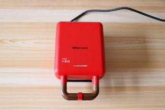 迷你早餐机接通电源后盖上盖子自动加热，用的是华夫饼烤盘；