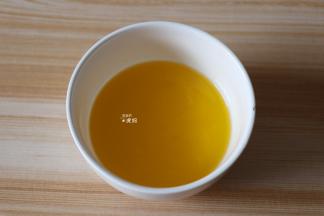 提前将辅料中刷烤盘用的20g黄油融化成液态；