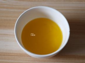 提前将辅料中刷烤盘用的20g黄油融化成液态；