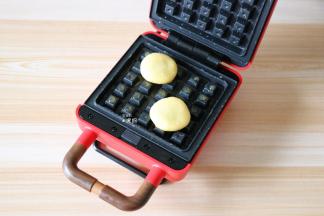 放入之前包好的饼胚，盖上盖子加热4分钟左右；