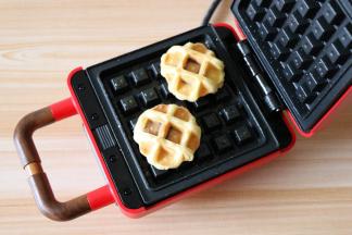 烤至两面呈金黄色即可；