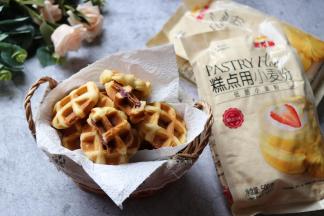 特有的多格子外形，外脆内松软，还有甜而不腻的夹心，美味！