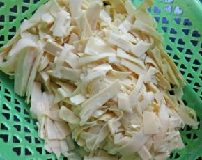 新鲜竹笋买回来切成薄片，放水里煮半个小时左右，然后捞出再泡水一个小时。