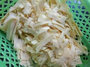 新鲜竹笋买回来切成薄片，放水里煮半个小时左右，然后捞出再泡水一个小时。