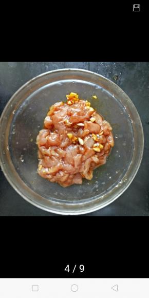 猪肉切成薄片，加入、酱油、淀粉、料酒和少许盐，搅拌均匀后盐15分钟左右。