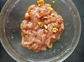 猪肉切成薄片，加入、酱油、淀粉、料酒和少许盐，搅拌均匀后盐15分钟左右。