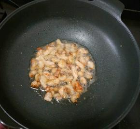 肥猪肉也切成薄片，放入锅里煎出猪油。(用猪油炒甜笋会比较香。)