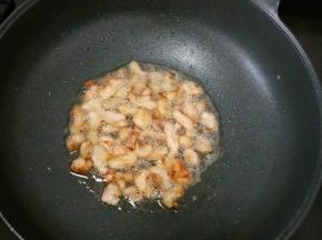 肥猪肉也切成薄片，放入锅里煎出猪油。(用猪油炒甜笋会比较香。)