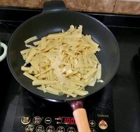 然后倒入甜笋，，再加入一点点盐翻炒一两分钟。