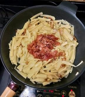 然后倒入猪肉，继续翻炒均匀。