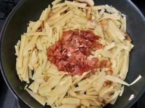 然后倒入猪肉，继续翻炒均匀。
