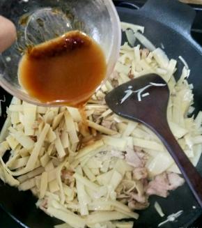 耗油和少许淀粉，用水化开，倒入锅里，大火翻炒一分钟左右。