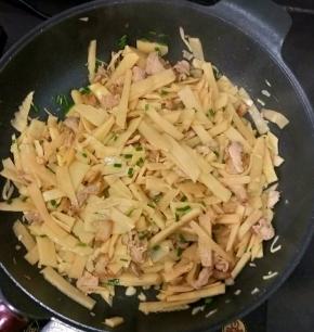 最后加入葱花，翻炒均匀即可出锅。