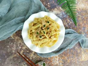 现在正是吃笋的季节，每年我都会买上七八十斤回来晒成笋干，自己做的没有添加剂，安全放心。