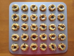 沾上黑芝麻，放入预热好的烤箱180度20分钟，上下火