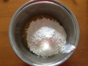 放入低筋面粉和泡打粉，苏打粉