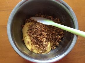 加入碾碎的核桃，有点颗粒感好吃，但是不要太大