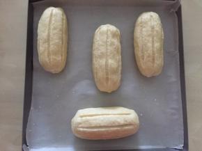 刷上一层纯牛奶，撒上粗砂糖，放入预热好的烤箱180度，上下火20分钟，