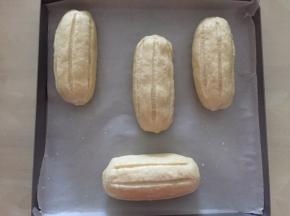 刷上一层纯牛奶，撒上粗砂糖，放入预热好的烤箱180度，上下火20分钟，