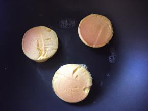 翻面再煎3分钟，滴一点水