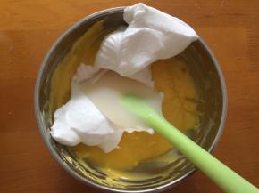 分一半蛋白到蛋黄中翻拌均匀