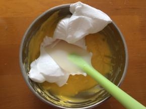 分一半蛋白到蛋黄中翻拌均匀