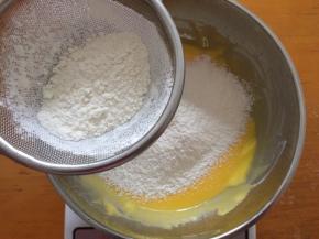 筛入低筋面粉，搅拌均匀