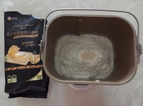 将黄油以上全部材料放入面包机中，和面10分钟