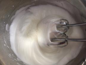 高速打发至有纹路状态加入最后的白砂糖