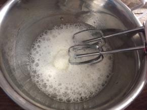 蛋白低速打发至粗泡状态，加入三分之一白砂糖