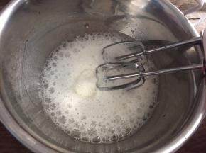 蛋白低速打发至粗泡状态，加入三分之一白砂糖