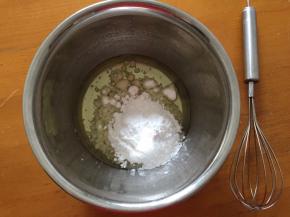 玉米油和糖粉混合搅拌均匀