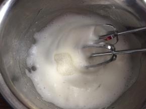 中速打发至粗泡消失，加入三分之一白砂糖