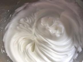 继续高速打发至拉起打蛋头，蛋白短而直立状态