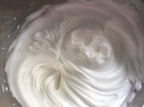 继续高速打发至拉起打蛋头，蛋白短而直立状态