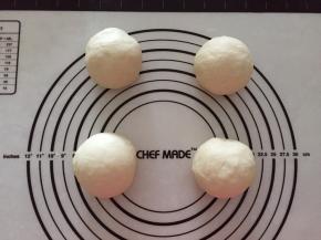 分成均等的四个，排气揉圆，盖上保鲜膜松弛15分钟